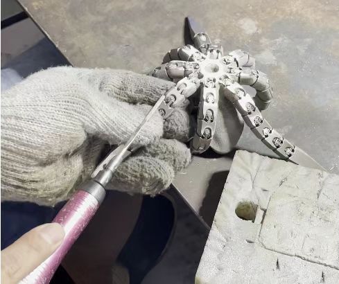 3D 打印赋能人形机器人外壳定制,打造高质感量产级艺术作品(图2) 3D 打印赋能人形机器人外壳定制,打造高质感量产级艺术作品(图2)